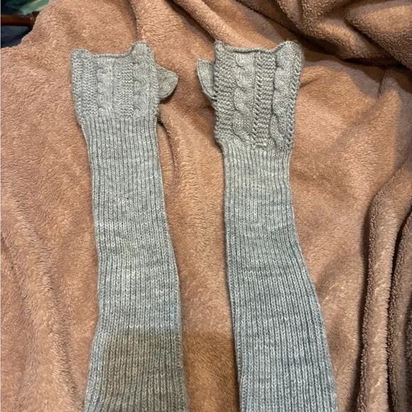 H&M Gray fingerless gloves - Picture 3 of 3